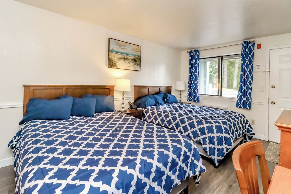 Deluxe Room, 2 Queen Beds, Kitchenette