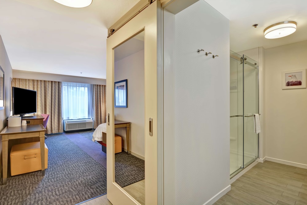 Room, 1 King Bed, Accessible, Non Smoking (Hearing) photo 2