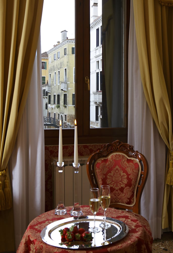 Double or Twin Room, Canal View photo 3