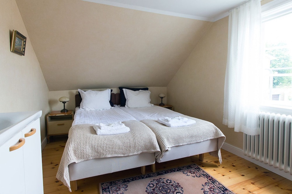 Basic Twin Room, Shared Bathroom photo 2