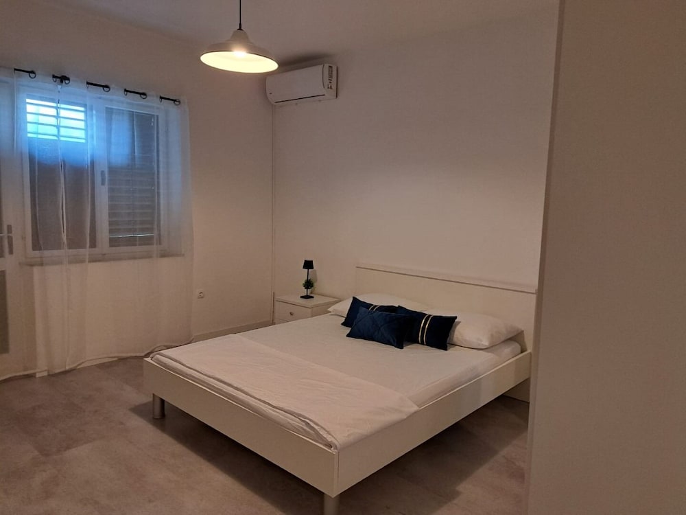 Apartment (Ivana - Cozy And Spacious - A1 Donji )