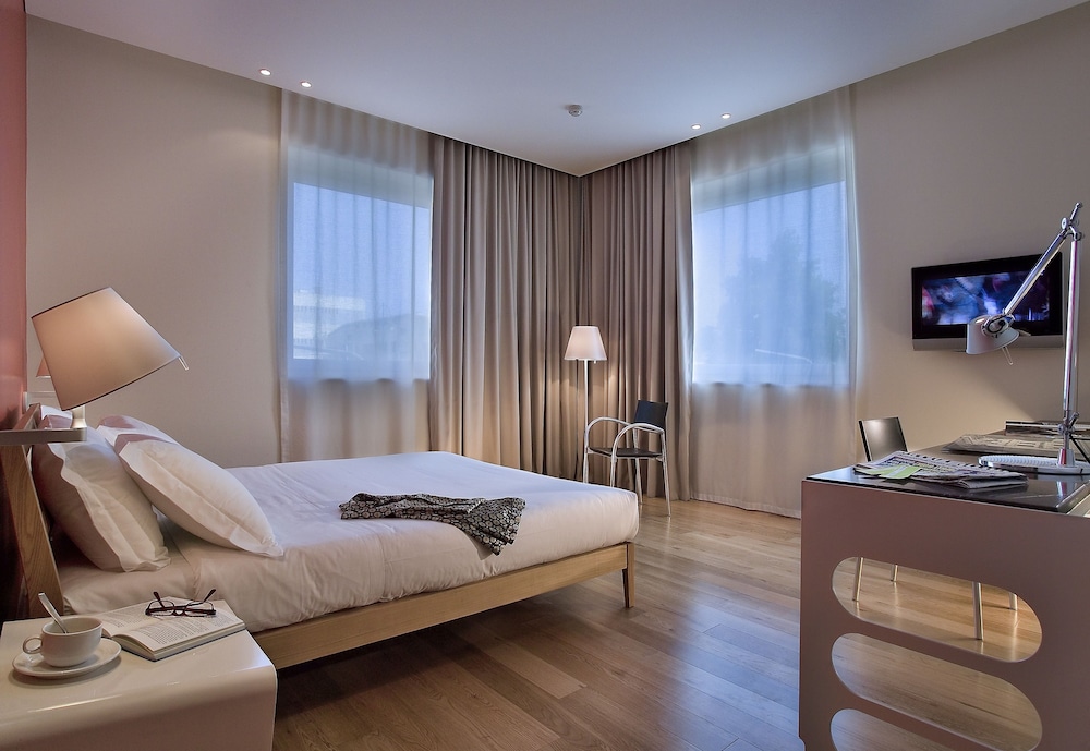 Classic Room, 1 Queen Bed - Photo 3
