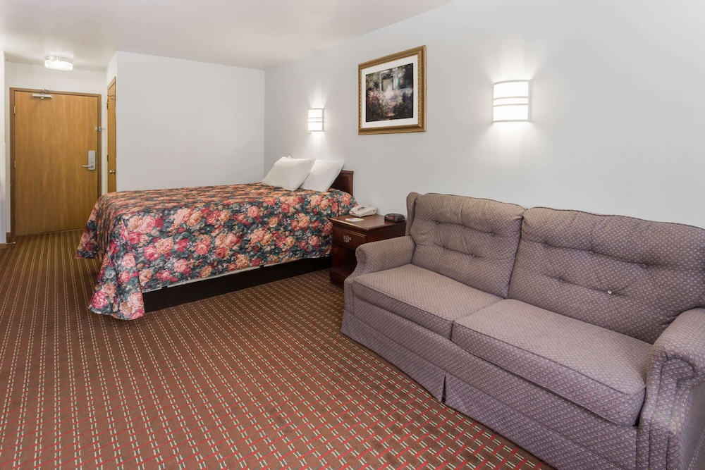 Standard Room, 1 Queen Bed - Photo 1