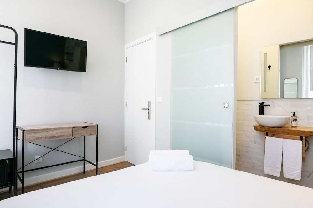 Economy Room - Photo 3