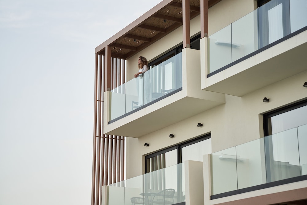 Superior Open Plan Apartment- Sea View - Photo 10