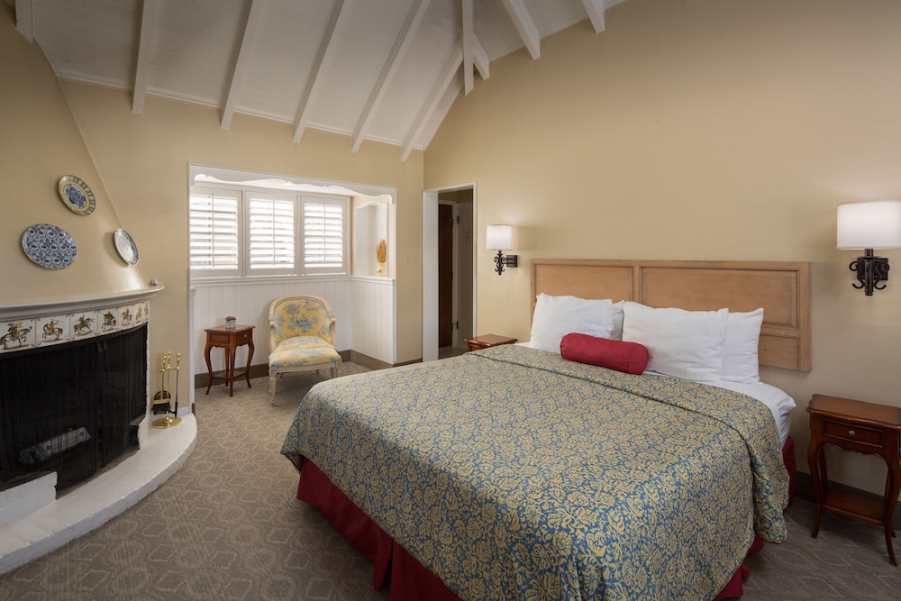 Premium Room, 1 King Bed, Fireplace photo 1