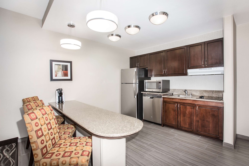 Suite, 1 King Bed, Accessible, Bathtub - Photo 3