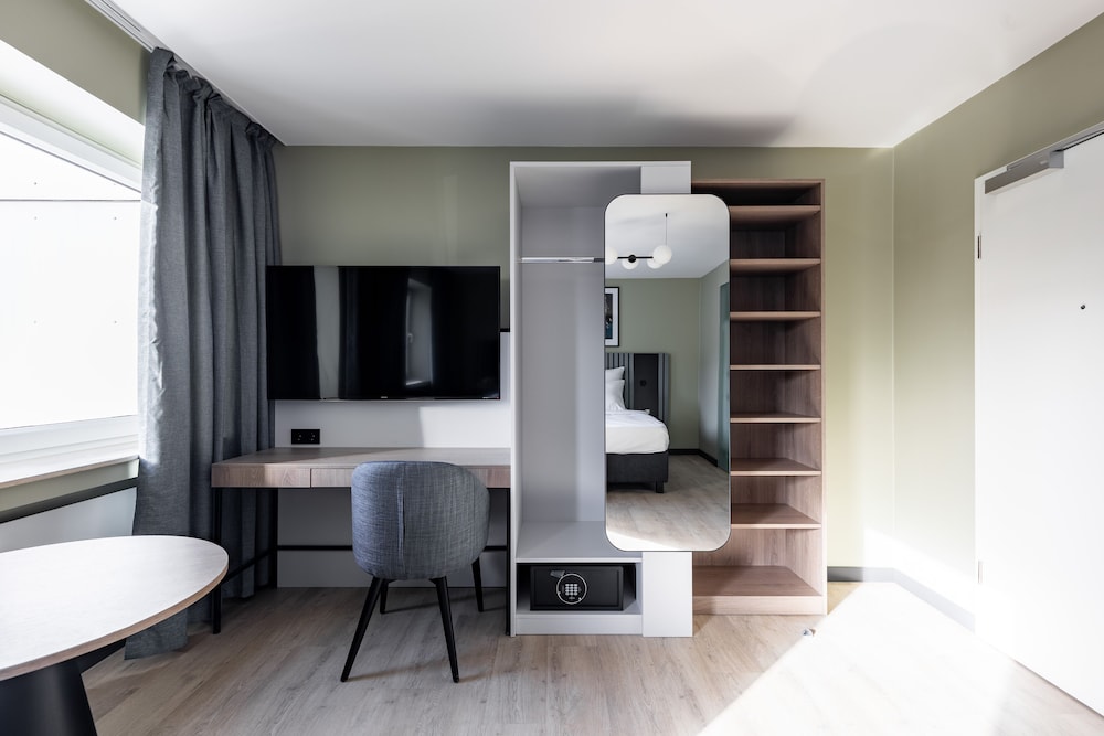 Large Studio with Kitchenette - Photo 18