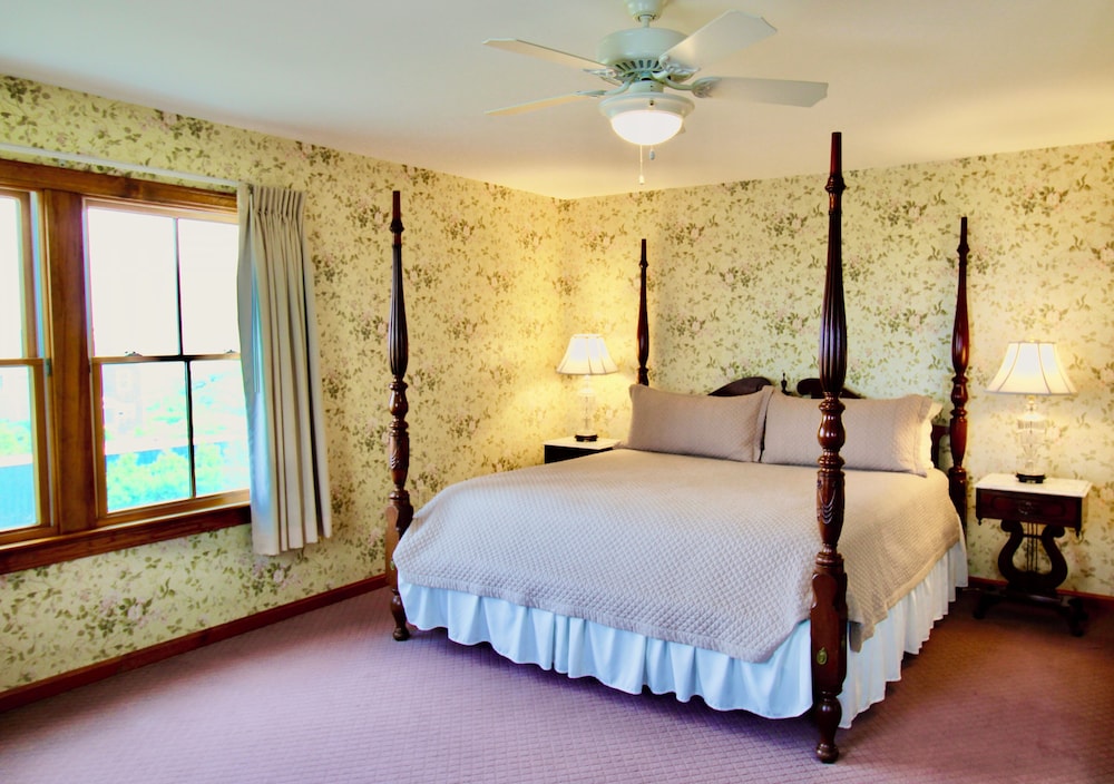 Room, 1 King Bed, Non Smoking, Partial Ocean View