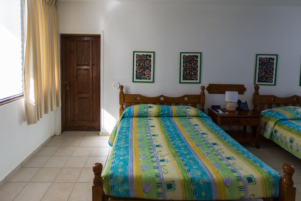 Standard Room, 2 Queen Beds, Non Smoking, Garden View photo 3