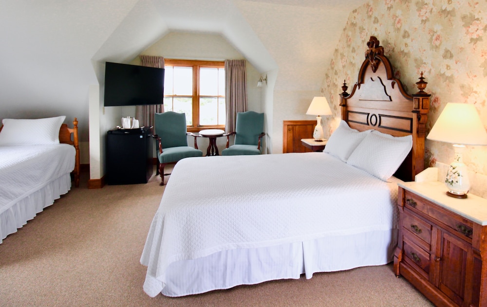 Room, Multiple Beds, Non Smoking, Partial Ocean View