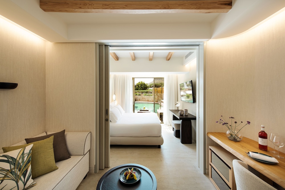 Superior Family Suite Sharing Pool