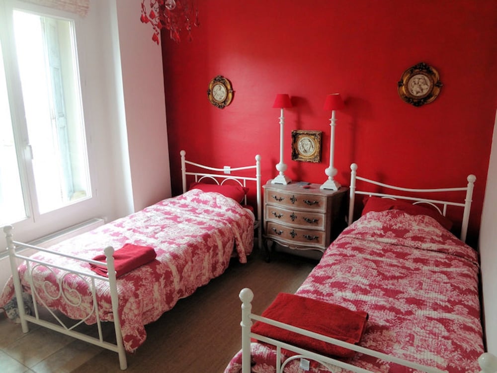 Red Room Suite photo 1
