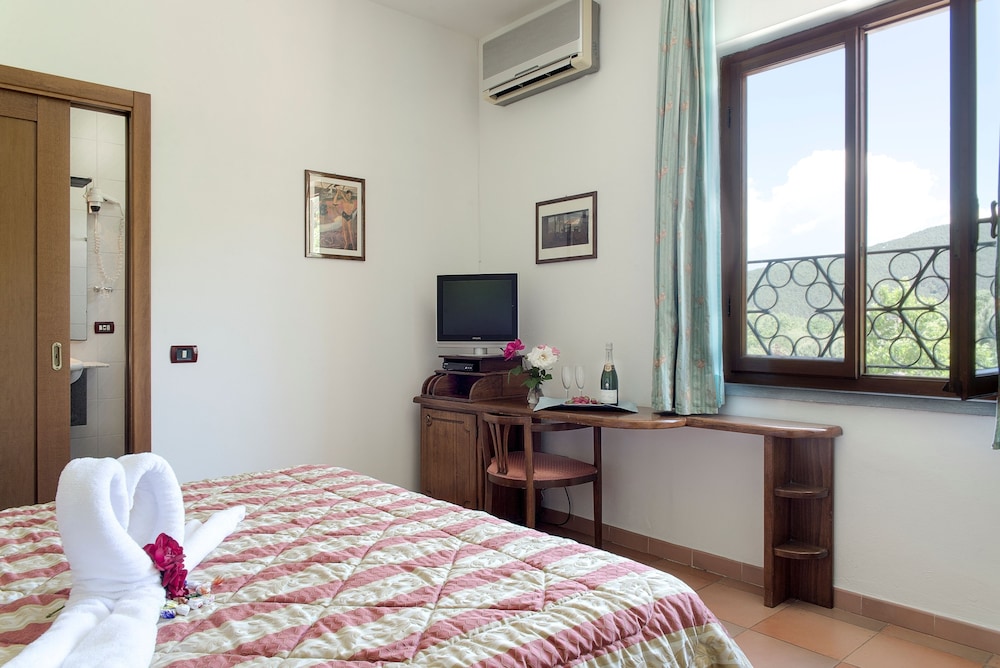 Standard Double Room - Photo 8