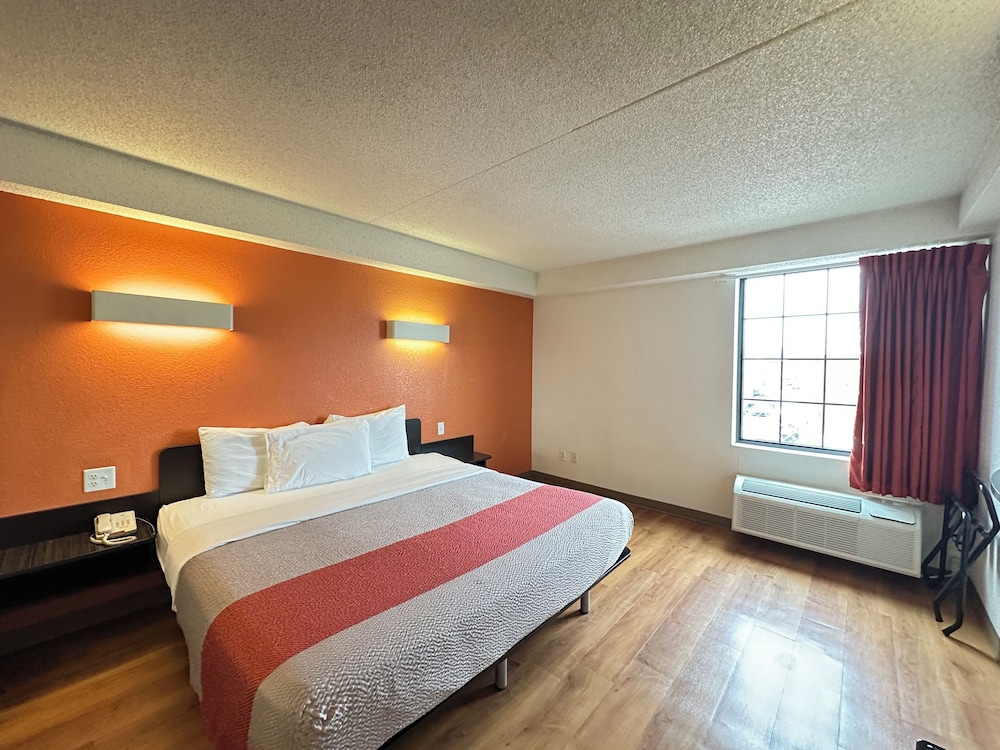Standard Room, 1 King Bed, Accessible, Non Smoking photo 1