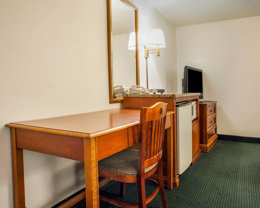 Standard Room, 1 King Bed, Non Smoking - Photo 3