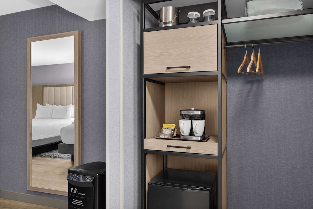 Room, 2 Queen Beds, Non Smoking (Roll-In Shower) - Photo 6