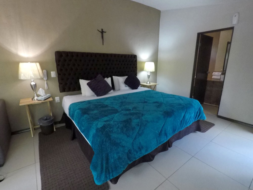 Deluxe Room, 1 King Bed with Sofa bed, Mountain View photo 2