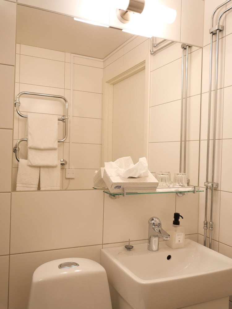 Economy Double Room, 2 Twin Beds photo 3
