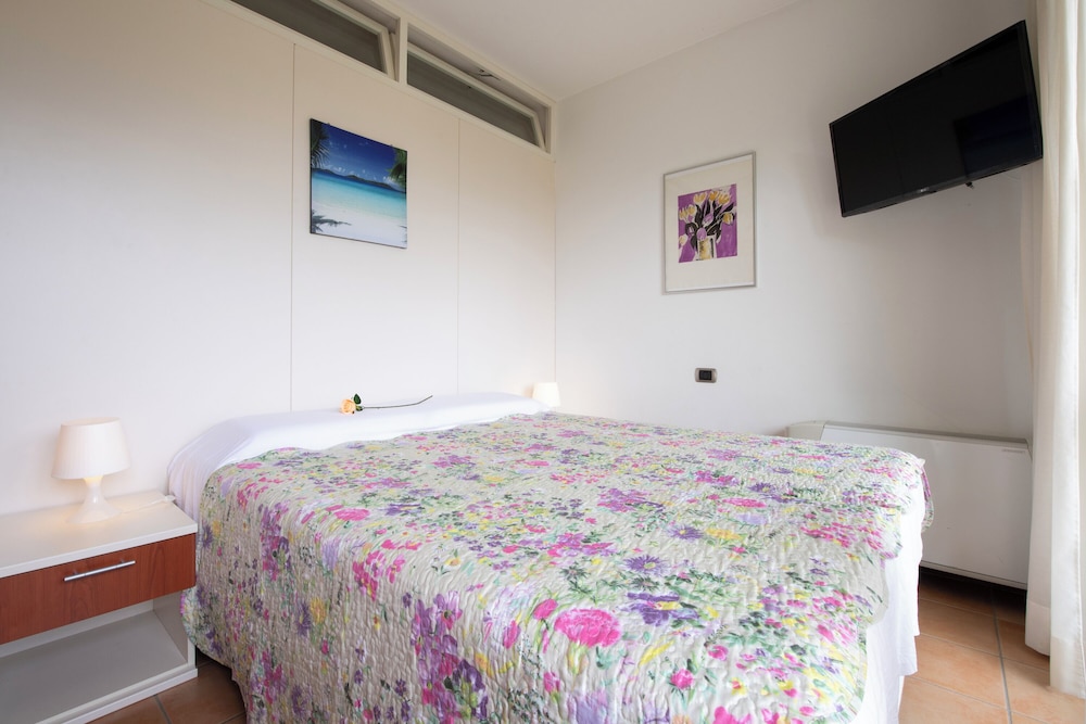 Family Apartment, 1 Bedroom, Lakeside (Porto Letizia S15 B1)