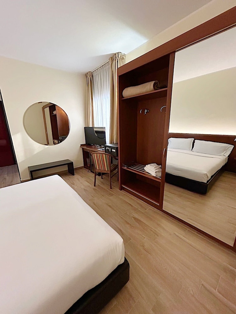 Standard Double or Twin Room - Photo 2