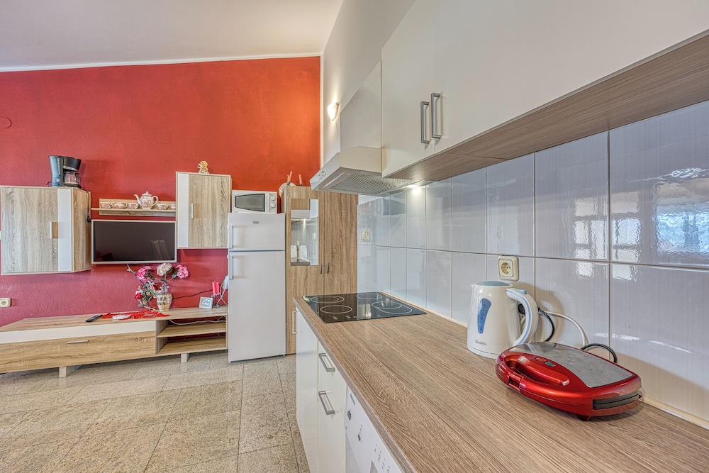 Family Apartment, Multiple Bedrooms, Mountainside (Cherry Apartment With Sea View) photo 1