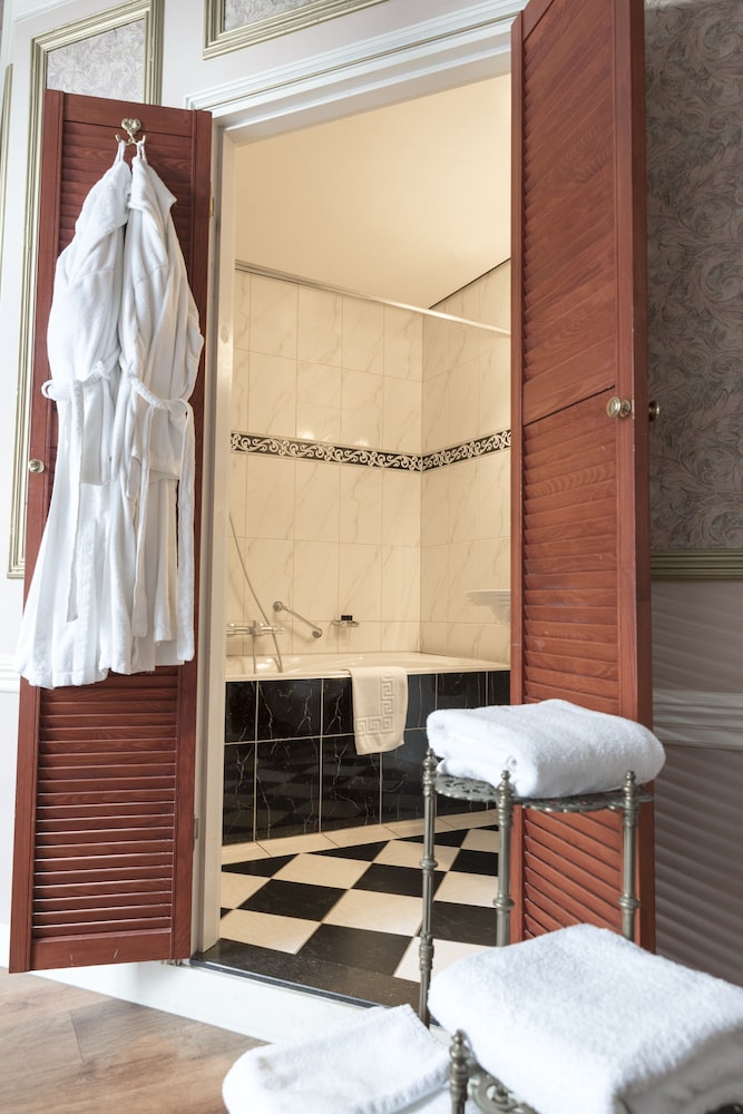 Comfort room with four-poster bed - Photo 6