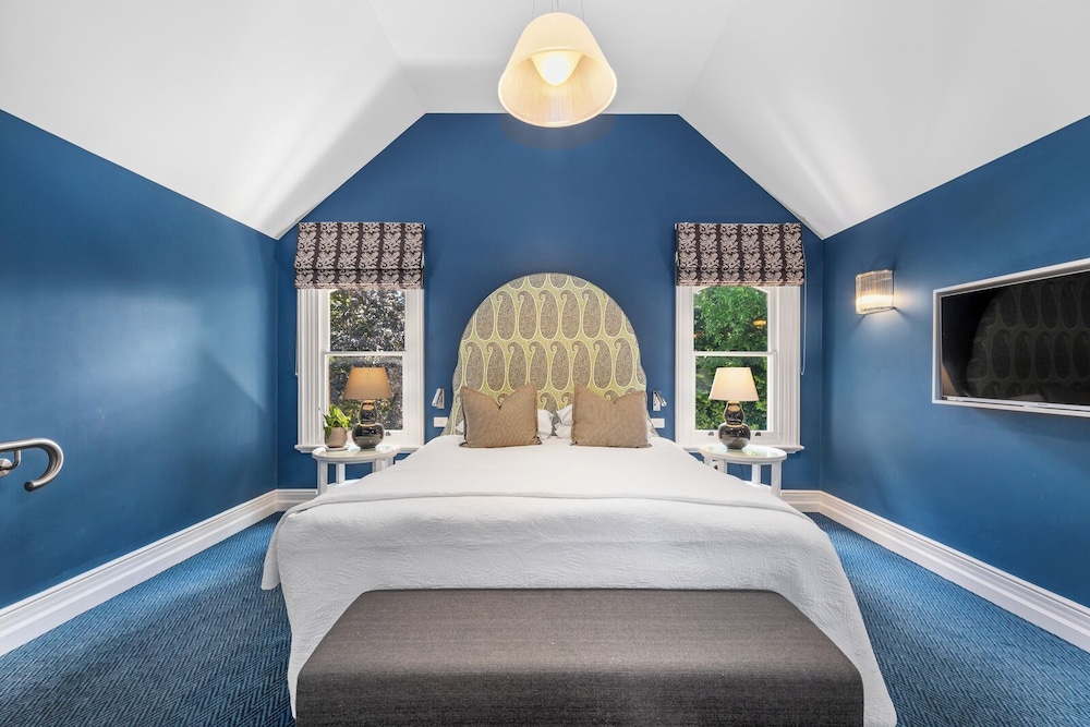 Suite, 1 King Bed, Garden View