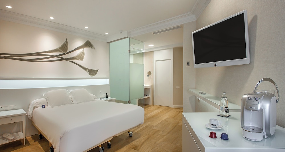 Premium Room (Plaza Views) thumbnail 5