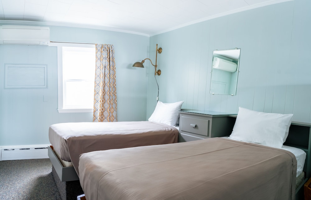 Room, 1 Queen and 2 Single Beds, Kitchenette photo 3