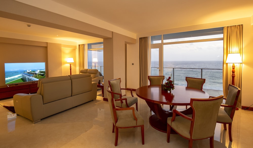 Signature Suite, 1 King Bed- With a Complimentary City Tour, photo 6