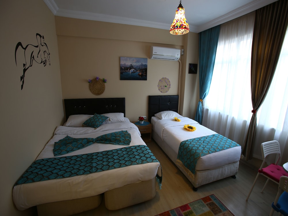 Economy Triple Room photo 2