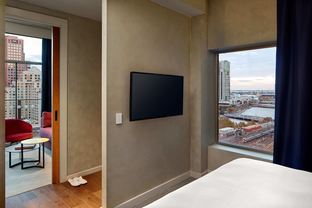Suite, 1 King Bed, Balcony (Yarra View) - Photo 12