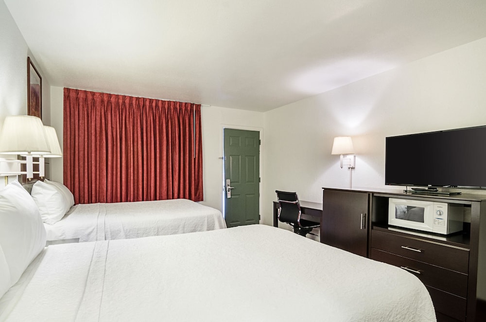 Standard Room, 2 Queen Beds photo 3