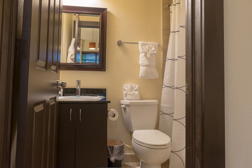 Two Bedroom Queen Suite - Photo 12