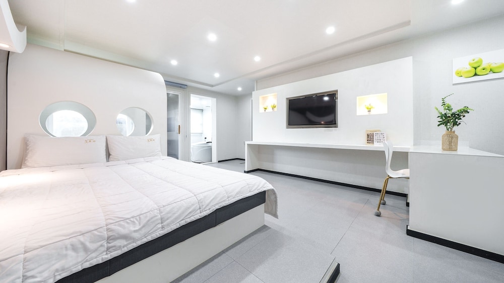 Basic Room, 1 Bedroom (Room 103 (Spa / BBQ))