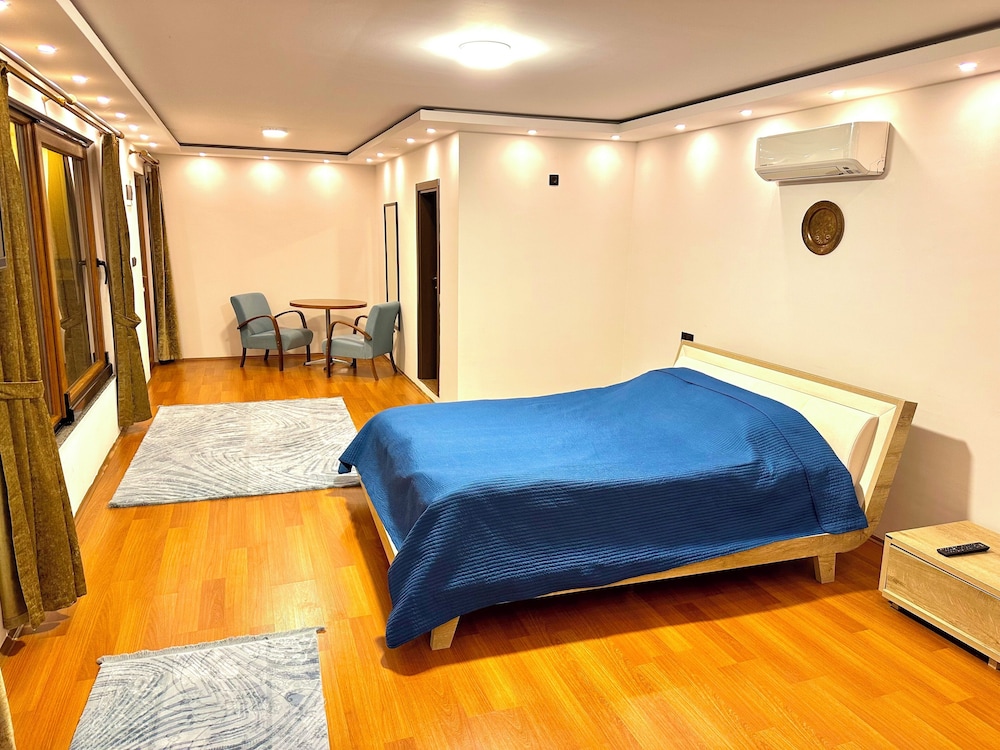 Elite House