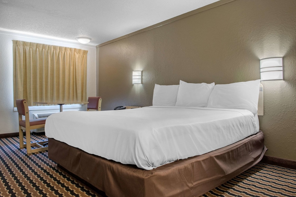 Standard Room, 1 King Bed, Non Smoking photo 3