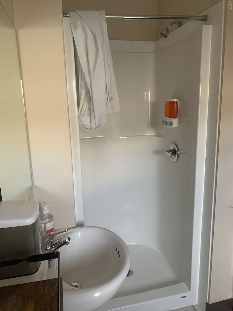 Deluxe Queen Room with Private Washroom photo 2