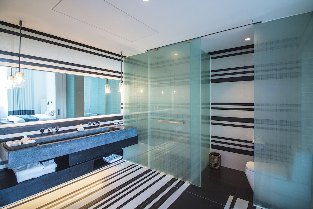 Family Suite with Plunge Bath - Photo 8