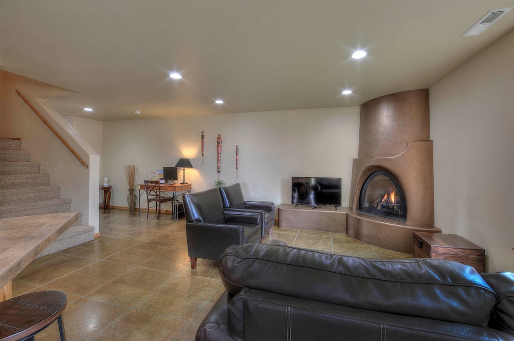 Premier Townhome photo 2