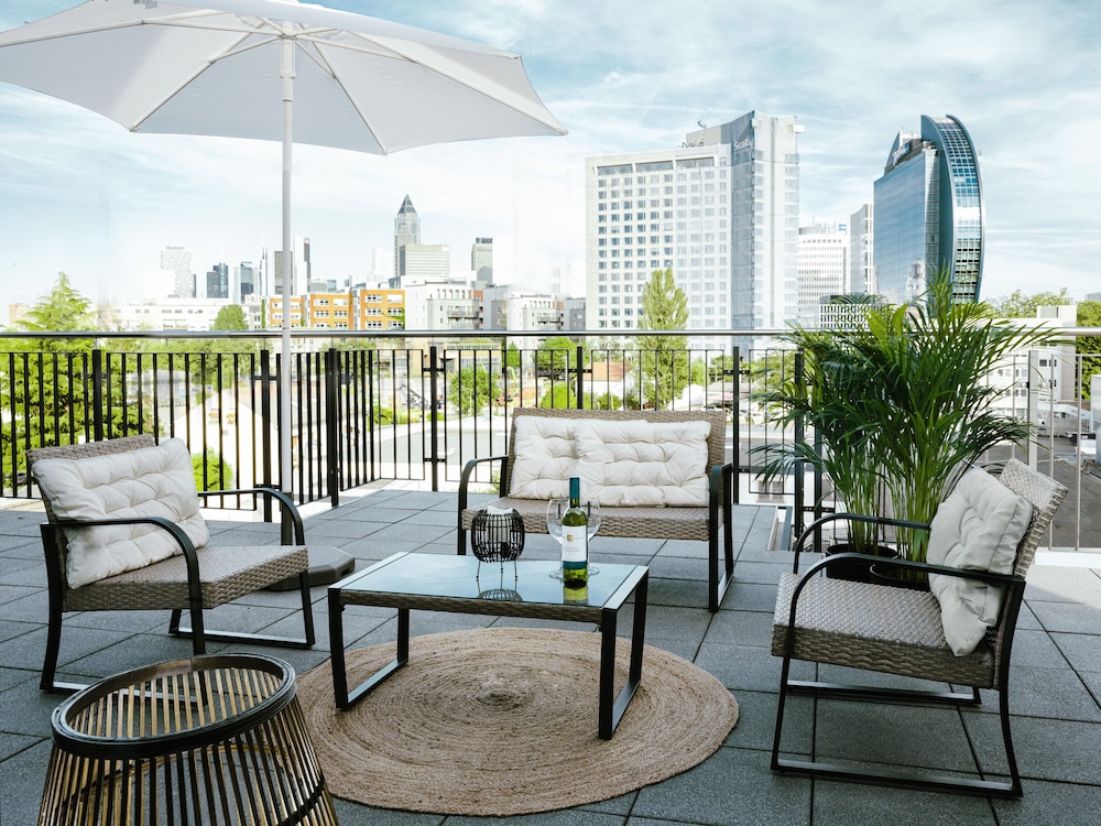 Superior Studio (Skyline View) - Photo 13