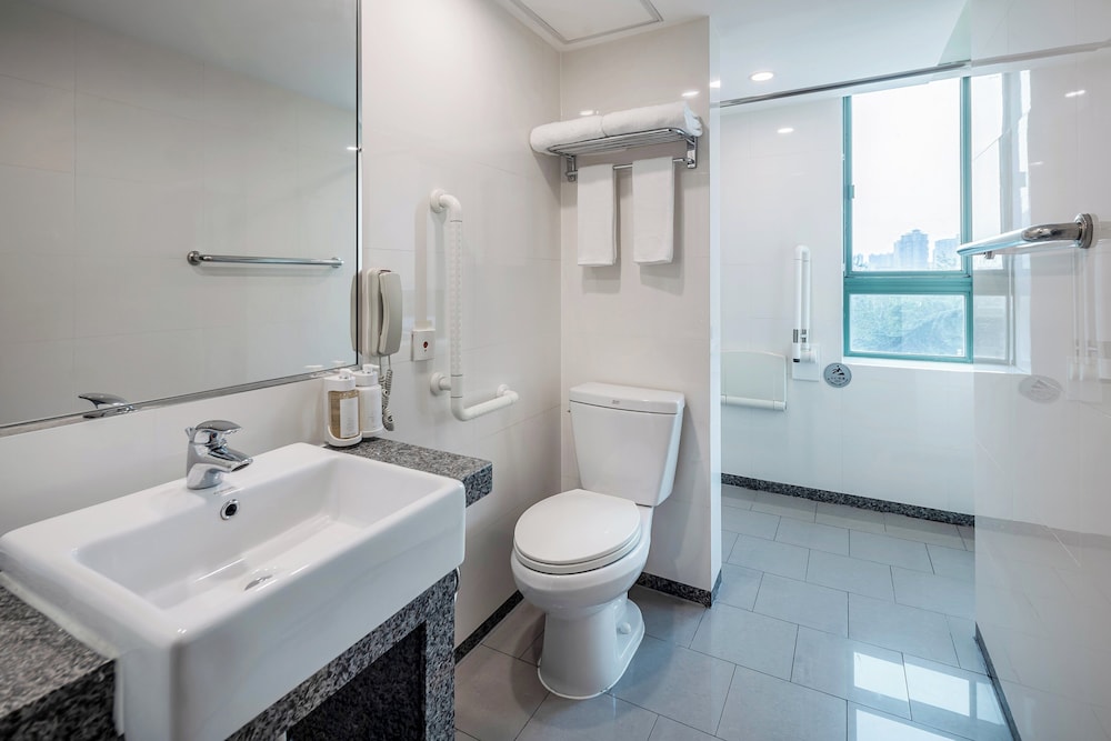 Standard Room, 1 Queen Bed, Accessible - Photo 1