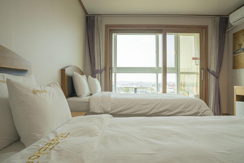 A. Hotel Type (Twin) photo 1