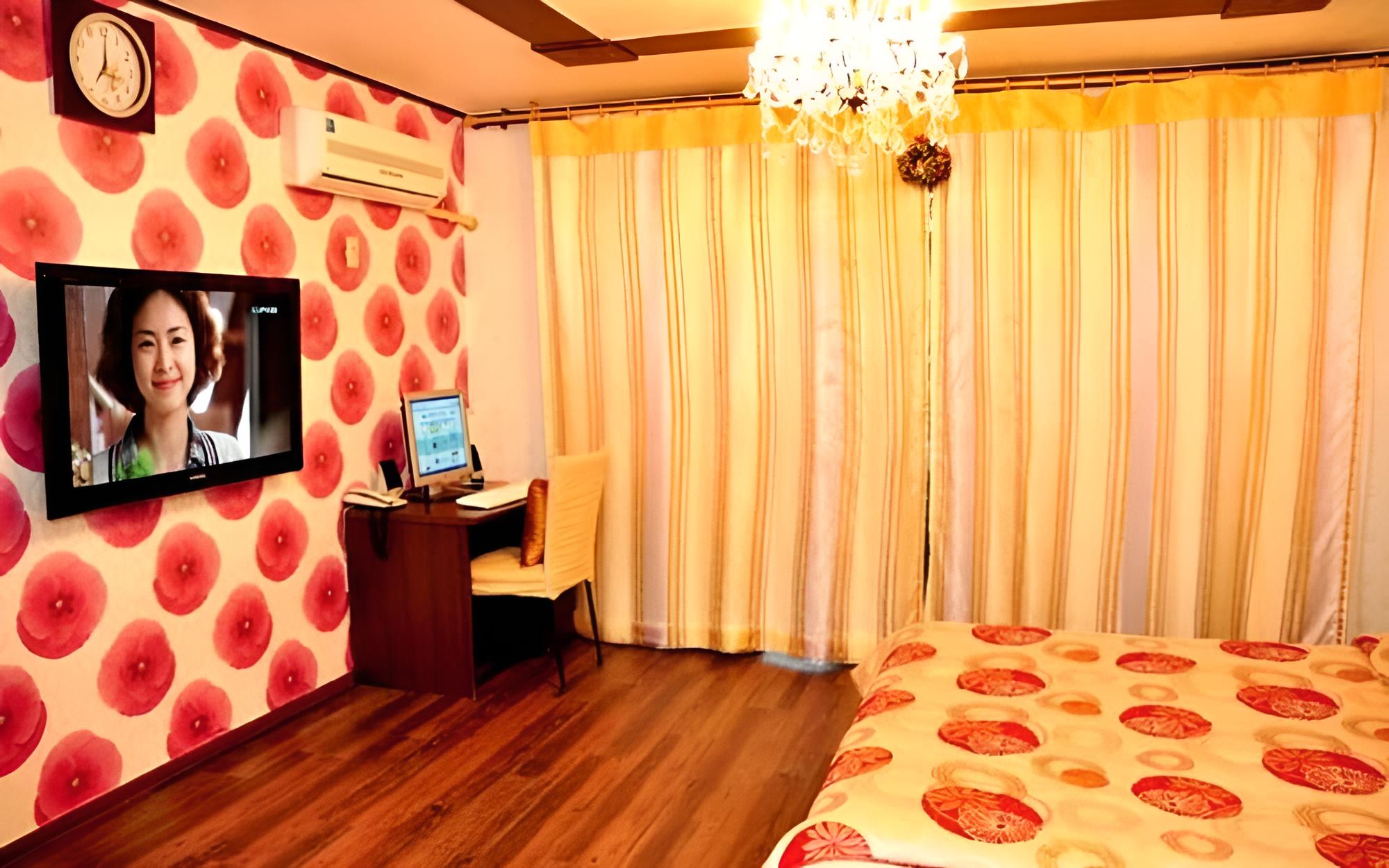 Room (Suite Room 2)