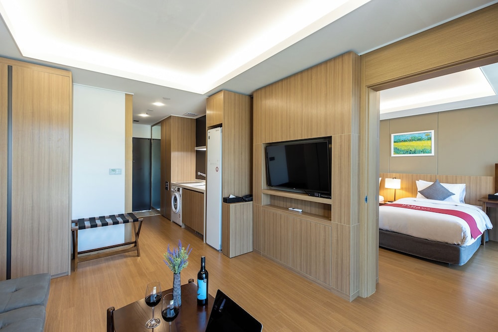 Room, Non Smoking (1 Dbl Bed, 1 Sg Bed, 3 Bedding Sets) - Photo 4