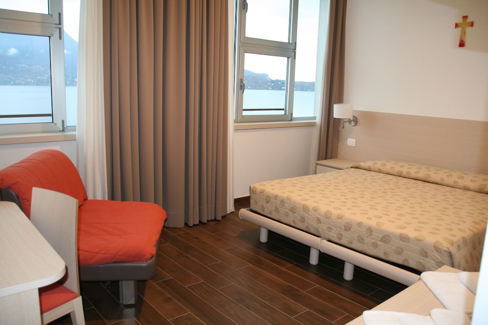 Superior Room, Lake View