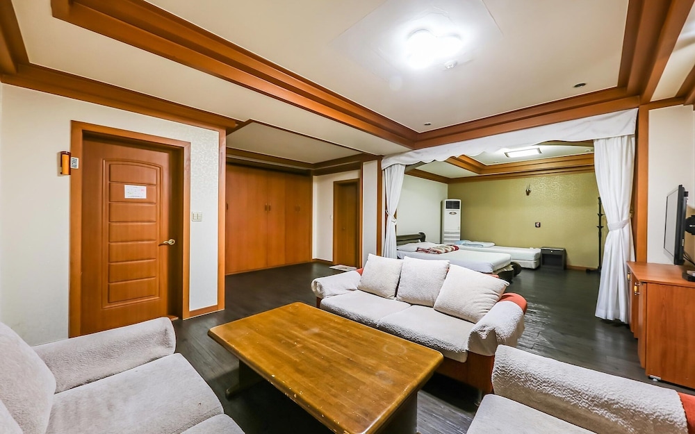 Room (Large family room (MT seminar)) - Photo 3
