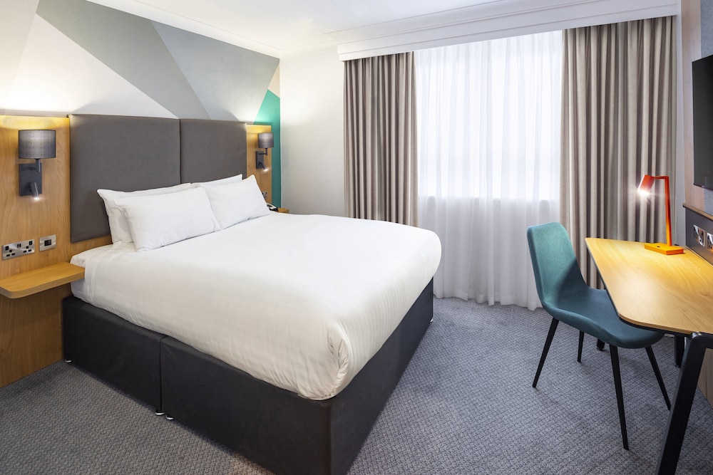 Standard Room, 1 Queen Bed with Sofa bed - Photo 4