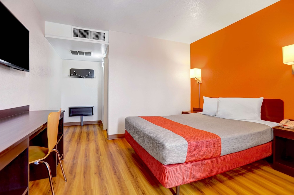 Standard Room, 1 Double Bed, Accessible, Non Smoking photo 3